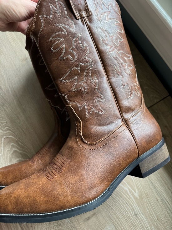 Classic Brown Cowboy Boots - Picture 3 of 7
